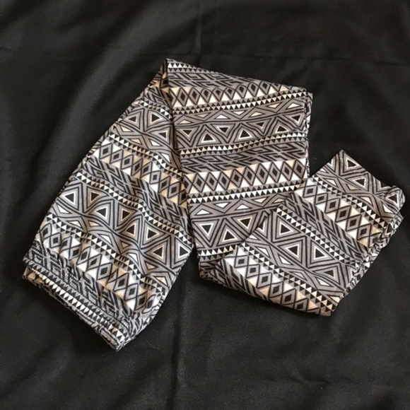 🦋 Funky Geometric Fashion Leggings - Picture 1 of 3